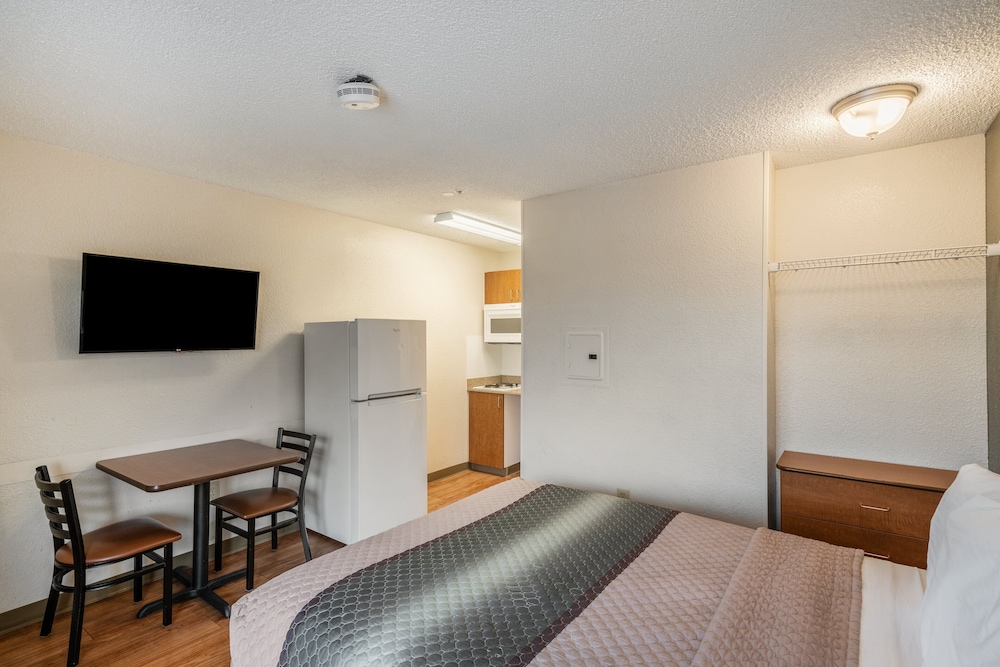 HomeTowne Studios by Red Roof Spokane Valley - photo 7