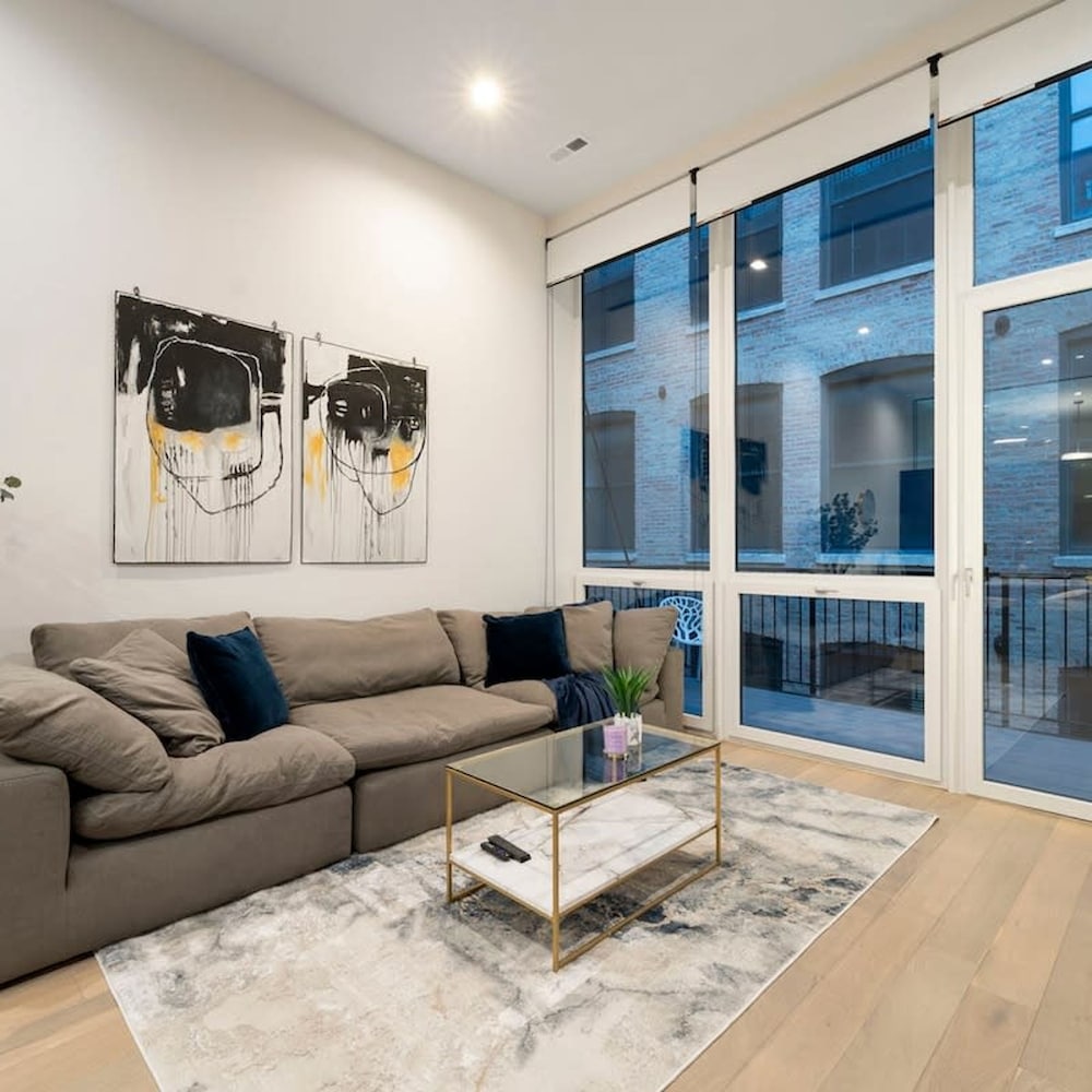 Chic River North Condo 2BR 2BA with Private Balcony — 4-Star Luxury Hotel in Chicago, United States