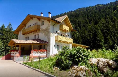 Genzianella Mansarda Molveno Andalo — 4-Star Luxury Hotel in Molveno, Italy