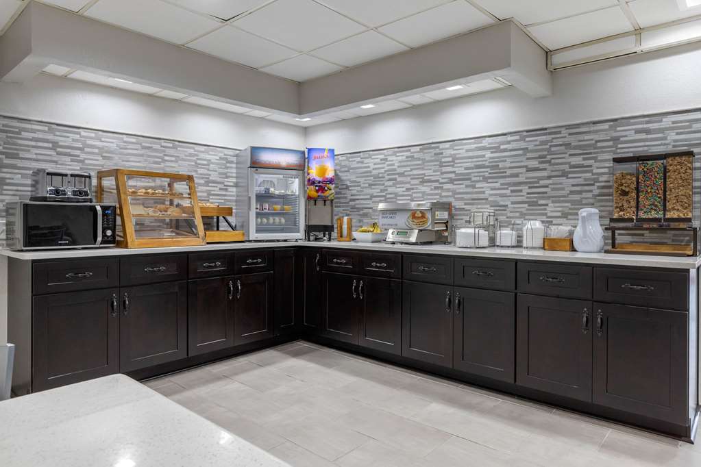 Econo Lodge at the University - photo 25