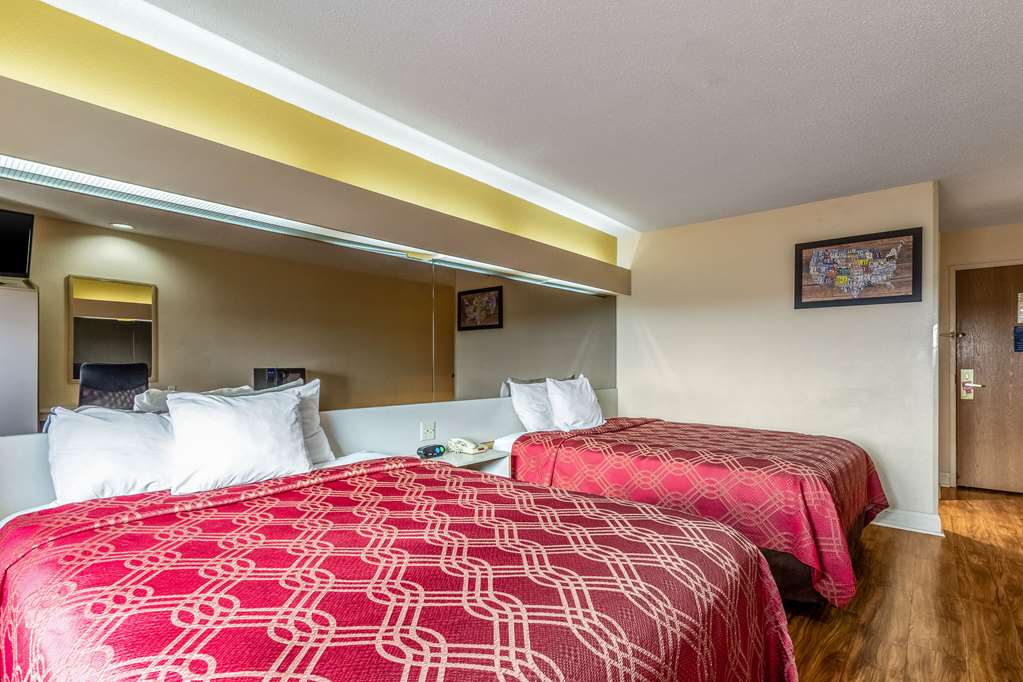 Econo Lodge Inn & Suites Evansville East - photo 11
