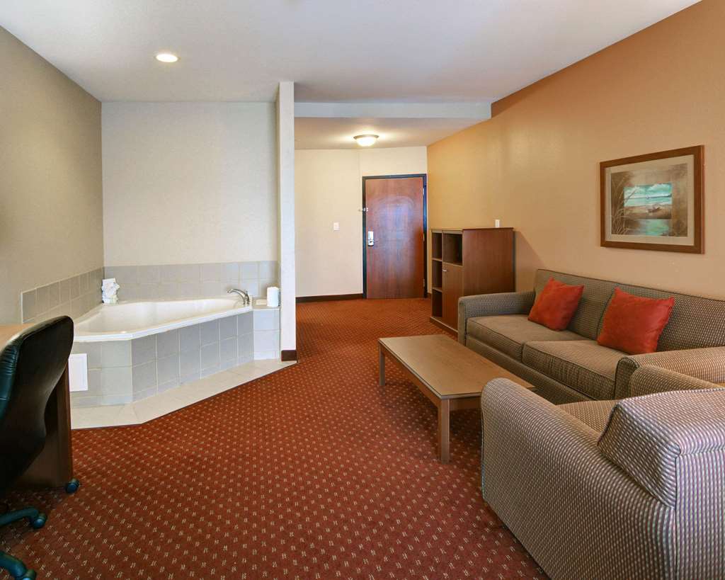 Quality Suites Near Cedar Creek Lake - photo 16