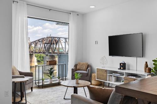 River View Balcony Germantown Central Elevator — 4-Star Luxury Hotel in Nashville, United States
