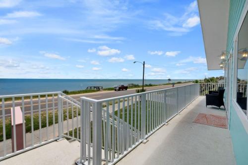 Steps from Flagler Beach 2 BR Condo Pet Friendly w Balcony — 4-Star Luxury Hotel in Flagler Beach, United States