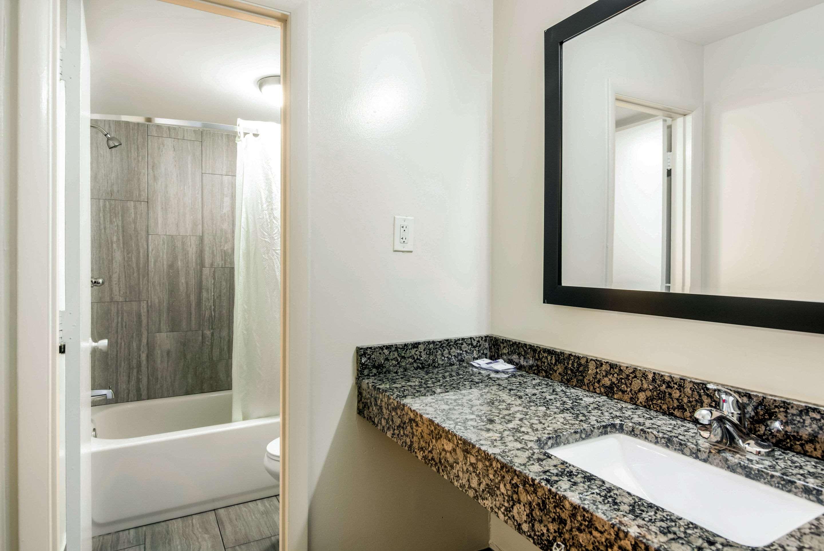Rodeway Inn Richmond South - photo 15