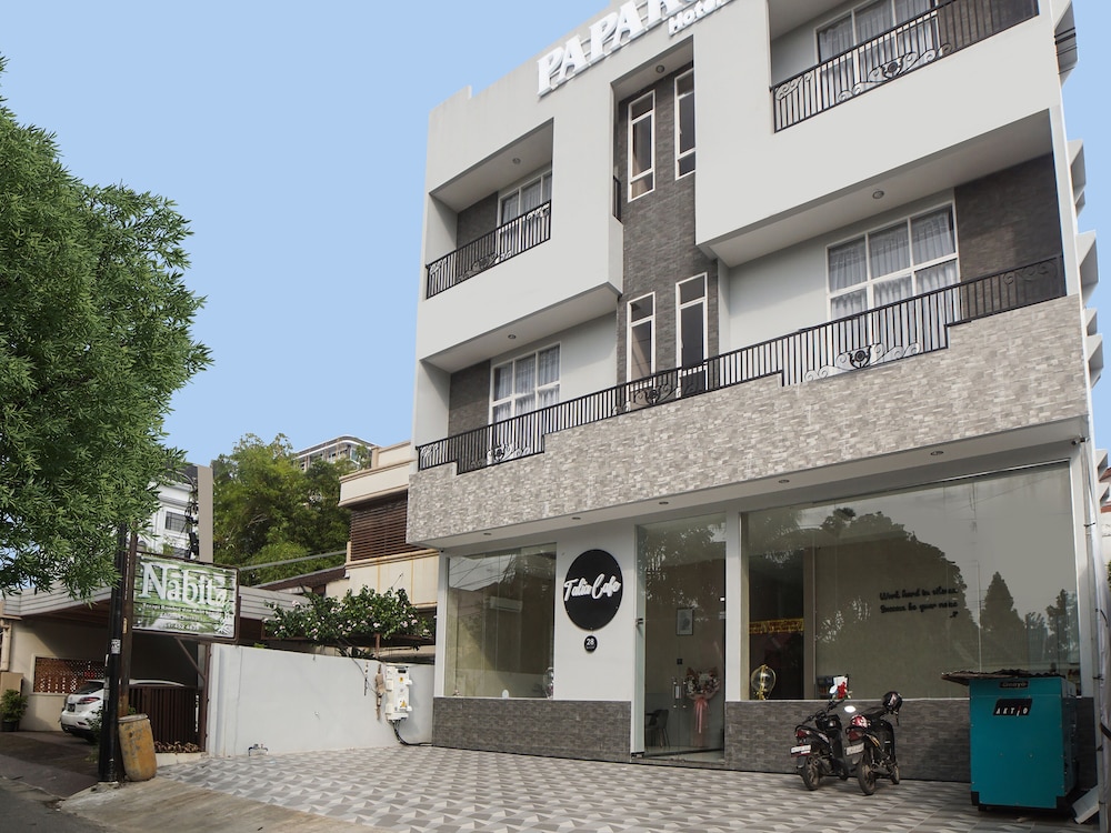 Super Oyo Capital O 92066 Papakoel Hotel & Cafe in Medan, Indonesia