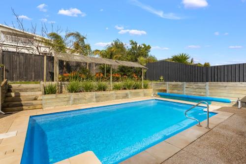 Family w Large Pool & Game Garage Wlk to Beach in Cowes, Australia