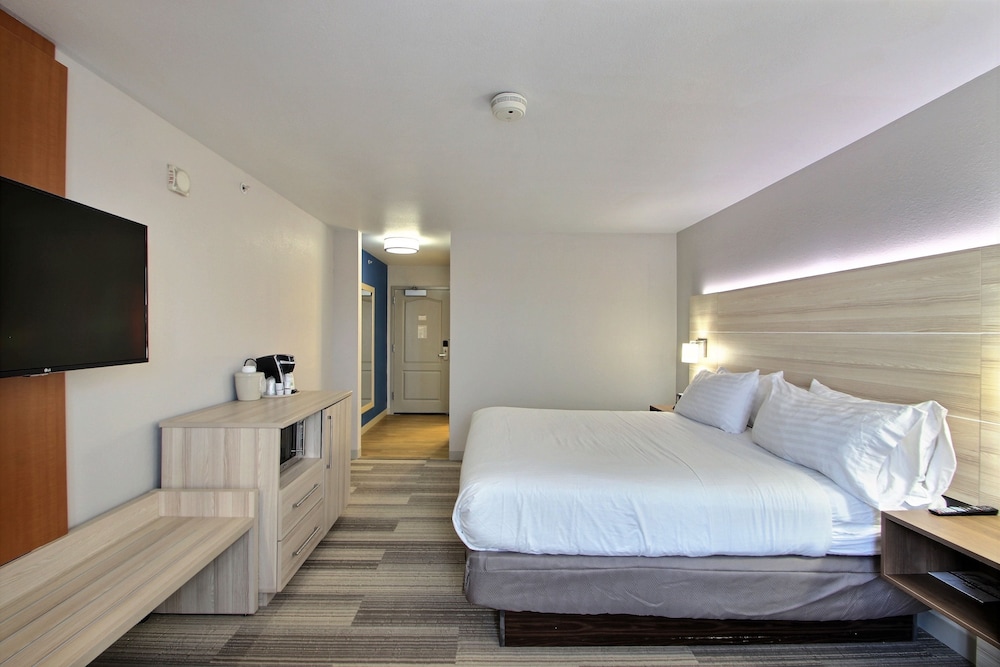 Holiday Inn Express Hotel & Suites Milwaukee Airport by IHG - photo 11