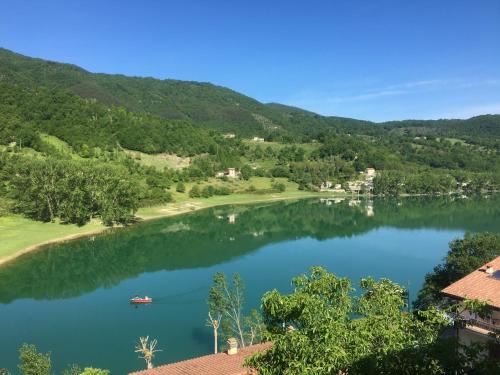 Casa Sul Lago Nonna Gio' — 4-Star Luxury Hotel in Colle Di Tora, Italy