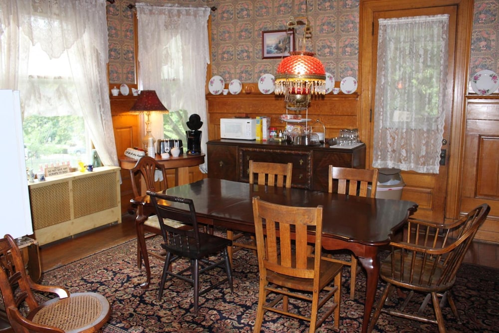 Victorian Charm Inn - photo 49
