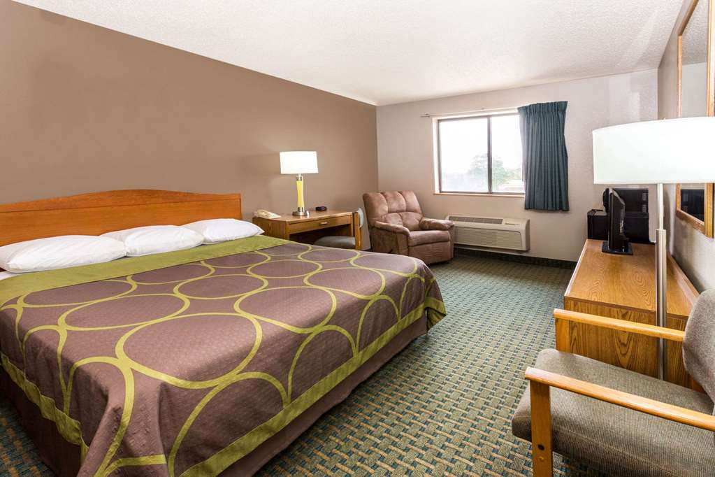Super 8 by Wyndham St. Charles - photo 6