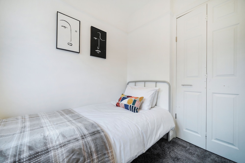 Hububb Luxury Eastcote — 4-Star Luxury Hotel in Pinner, United Kingdom