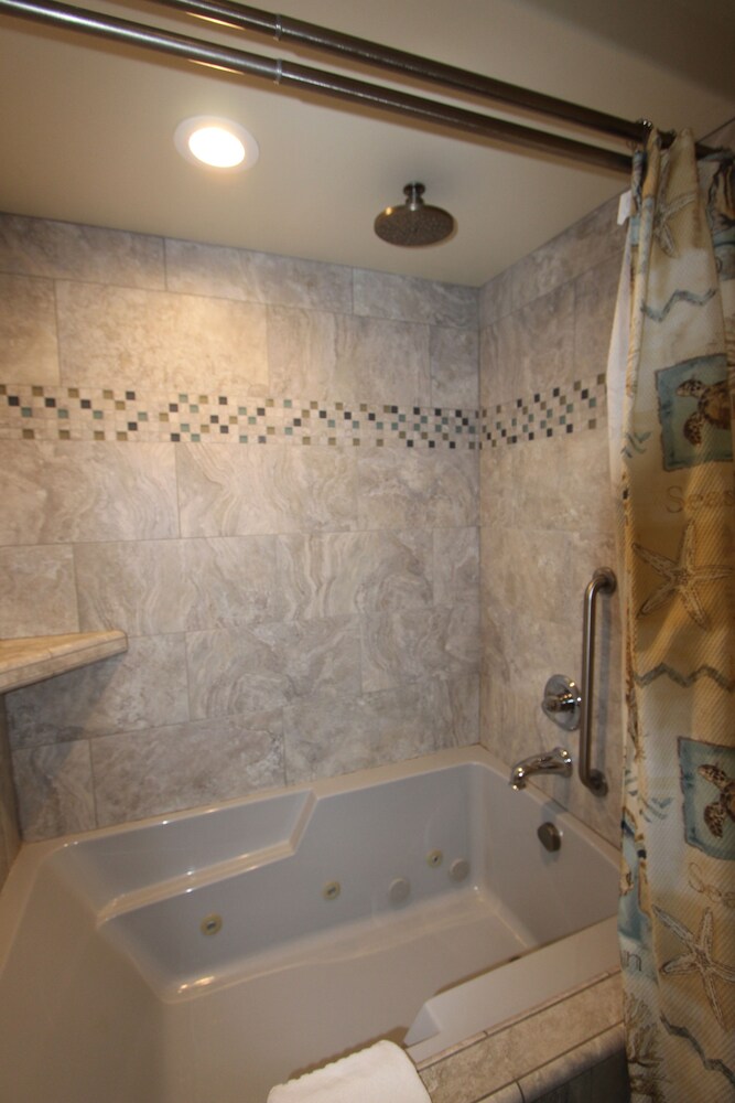 Edgewater Beach Inn - photo 30
