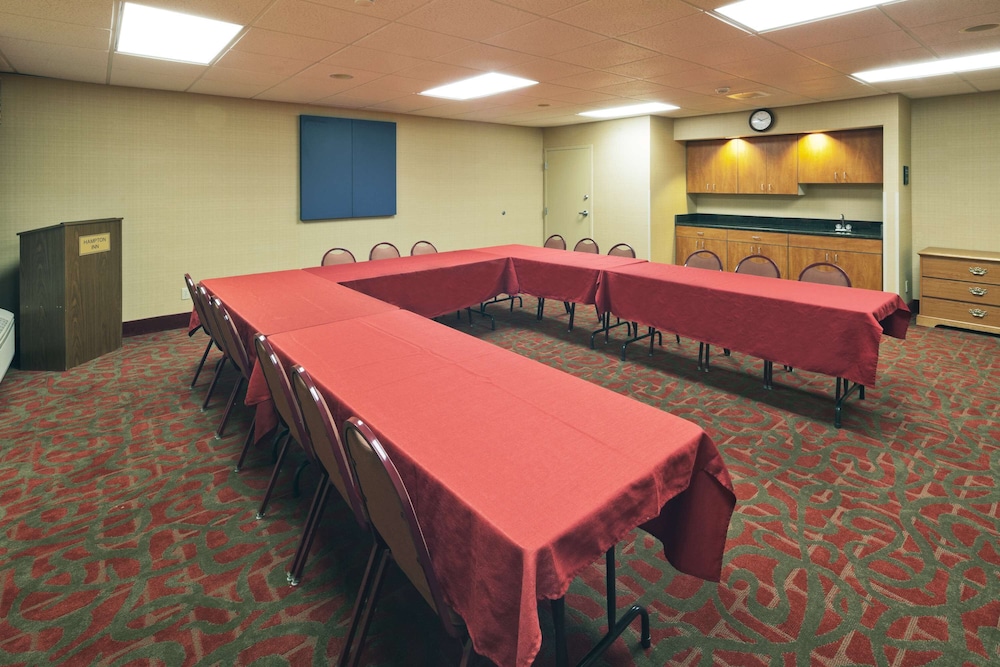 Hampton Inn Youngstown North - photo 40