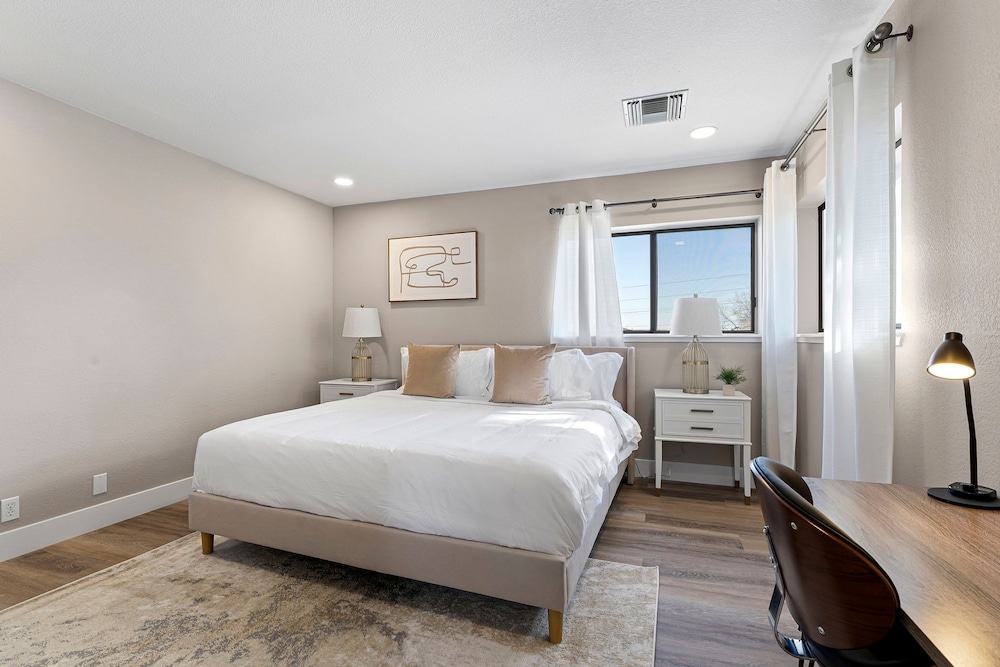 Elegant 4BD Reno Abode Close to Shops and Casinos - photo 6