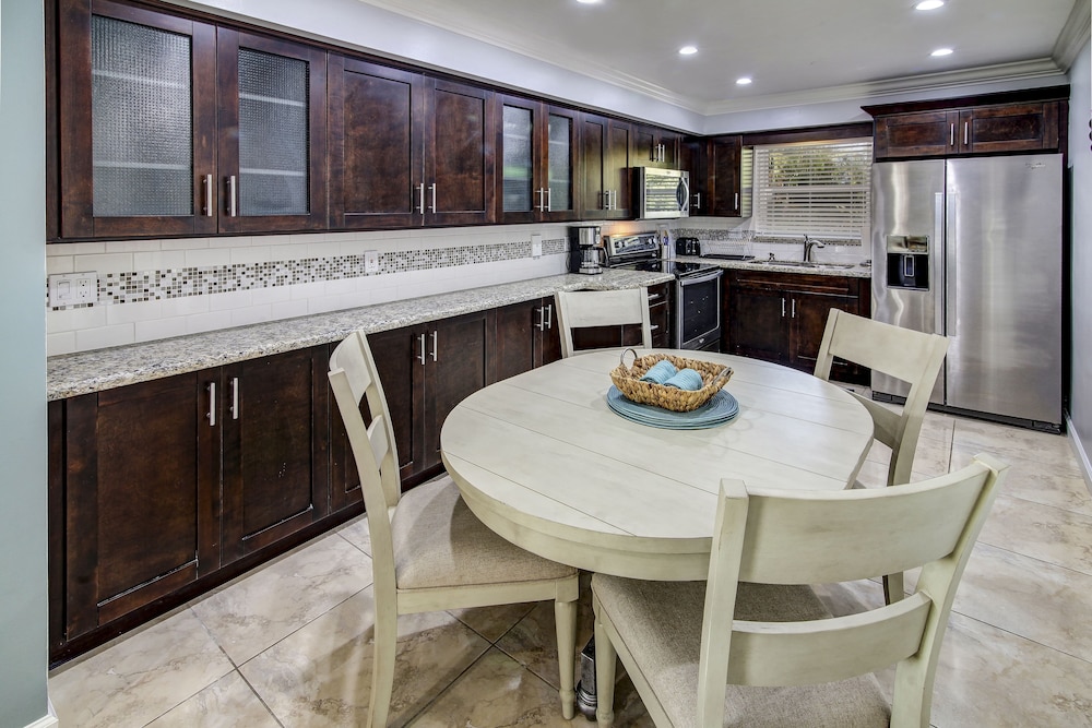 May Dee Suites - photo 14