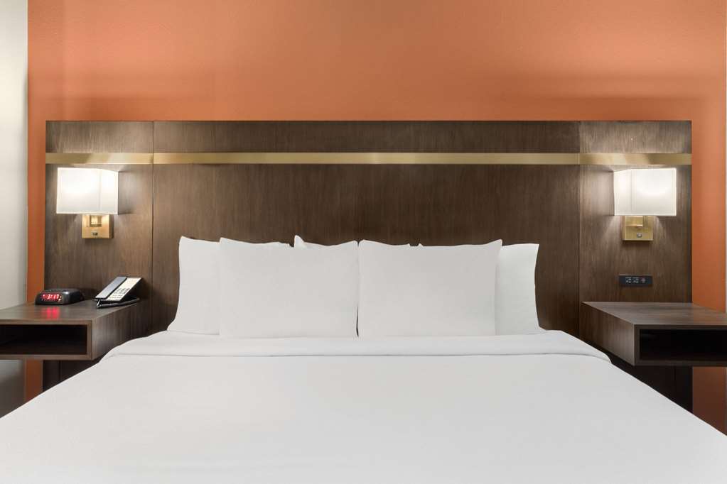 La Quinta Inn & Suites by Wyndham Olathe - photo 12