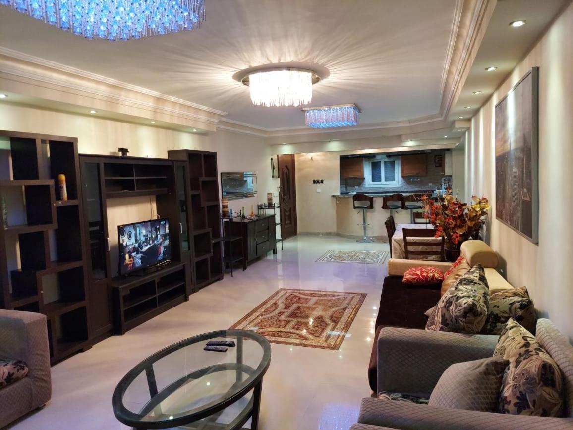 شقه بالقاهرة سوبر لوكس 3 غرف نوم بالقاهرة بالقطامية مدينة نصر Exceptional Three Bedroom Apartment Palm City Compound Katamya Ring Road Cairo Egypt — 4-Star Luxury Hotel in Cairo, Egypt