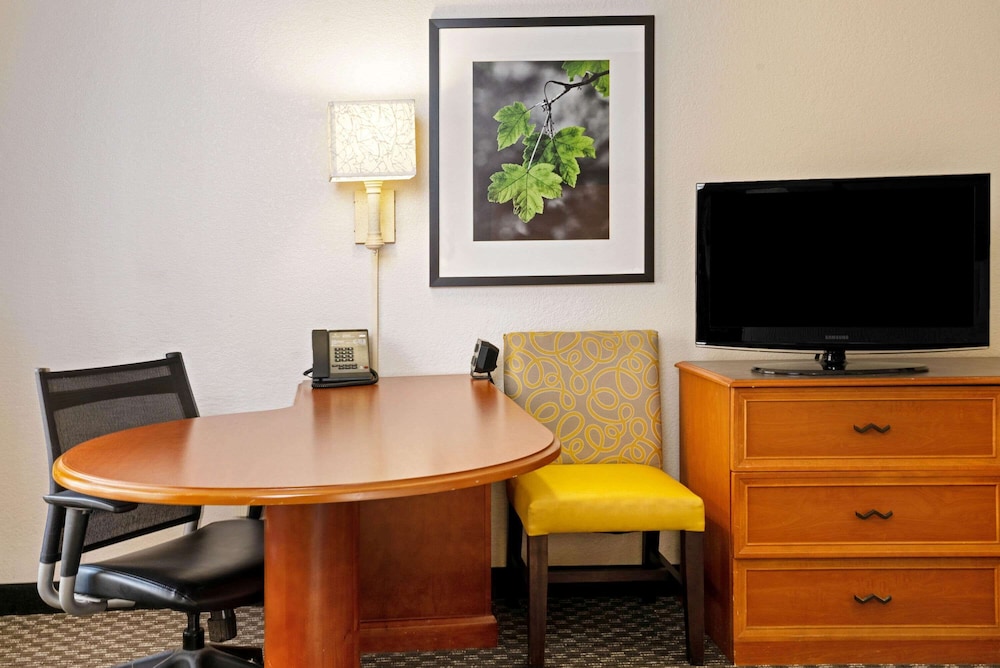 La Quinta Inn & Suites by Wyndham Houston West Park 10 - photo 7