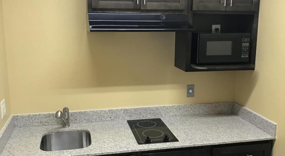 Deluxe Inn & Suites Baytown - photo 26