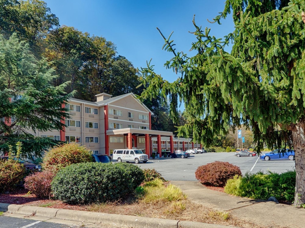 Cherokee Grand Hotel - carbon neutral hotel in Cherokee