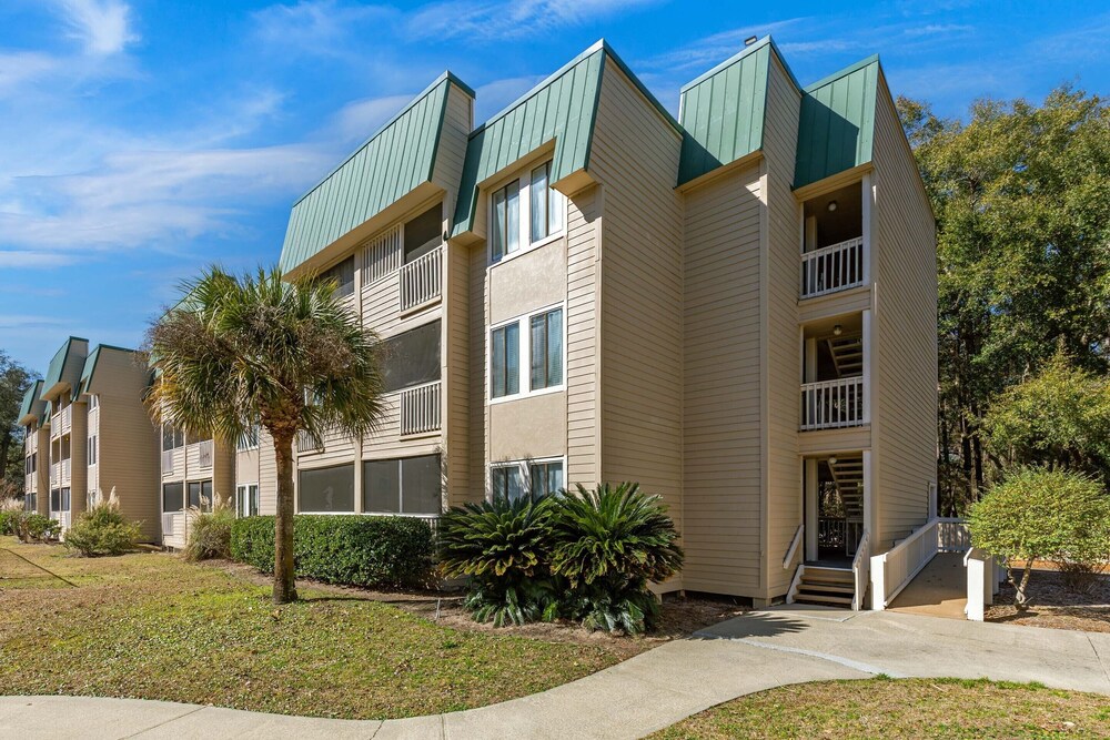 Pool Access And Balcony Hilton Head Resort Condo - photo 40