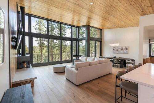 Boulders 15136 by East West Hospitality in Truckee, United States