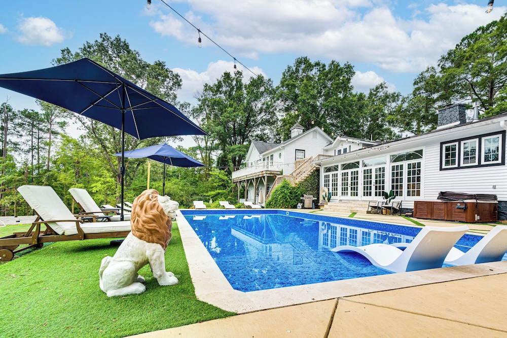 Spacious Durham Home with Fire Pit and Hot Tub — 4-Star Luxury Hotel in Durham, United States