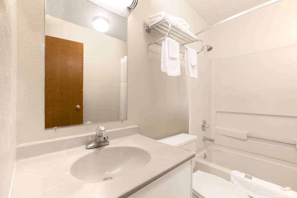 Super 8 by Wyndham Boonville - photo 6