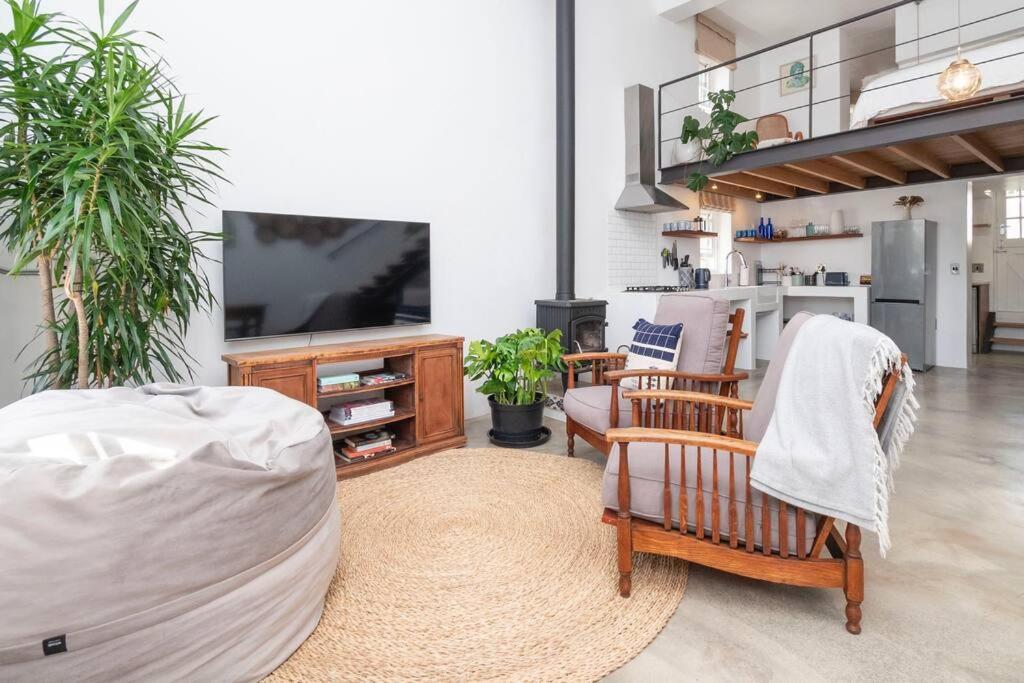 The Old Shop loft apt in the heart of Kalk Bay