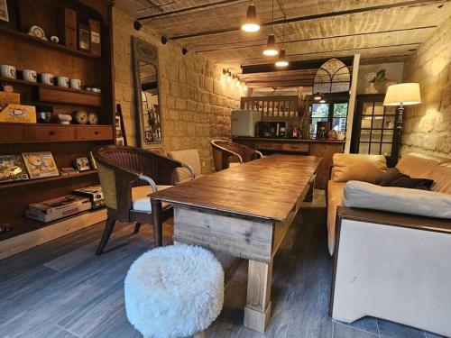 In City Center And Next To the Train Station — hotel in Houilles