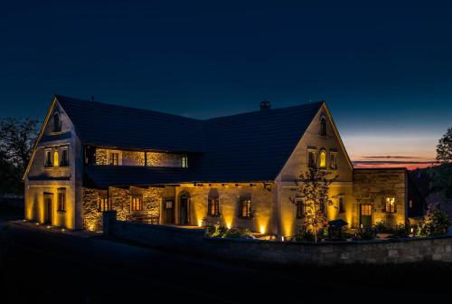 RESORT KOVÁRNA Frýdštejn stylové ubytování luxusní wellness zážitková restaurace — hotel in Hodkovice Nad Mohelkou