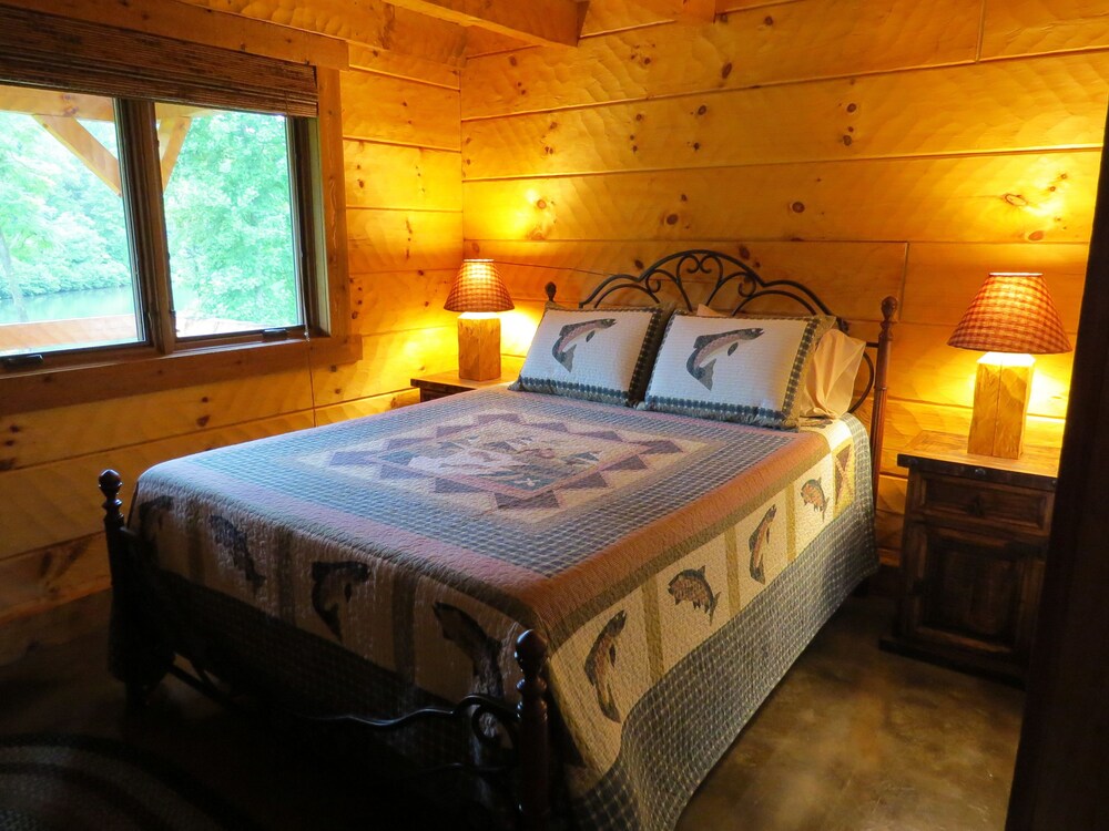 Southern Comfort Lakeside Cabin Resort - photo 8