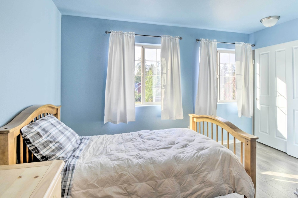 Pet Friendly Poulsbo Abode with Mountain Views — hotel in Poulsbo
