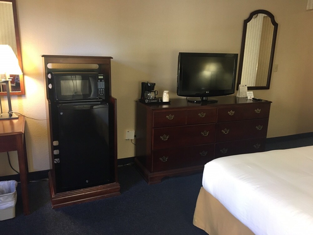 Red Roof Inn & Suites Newport News - photo 9
