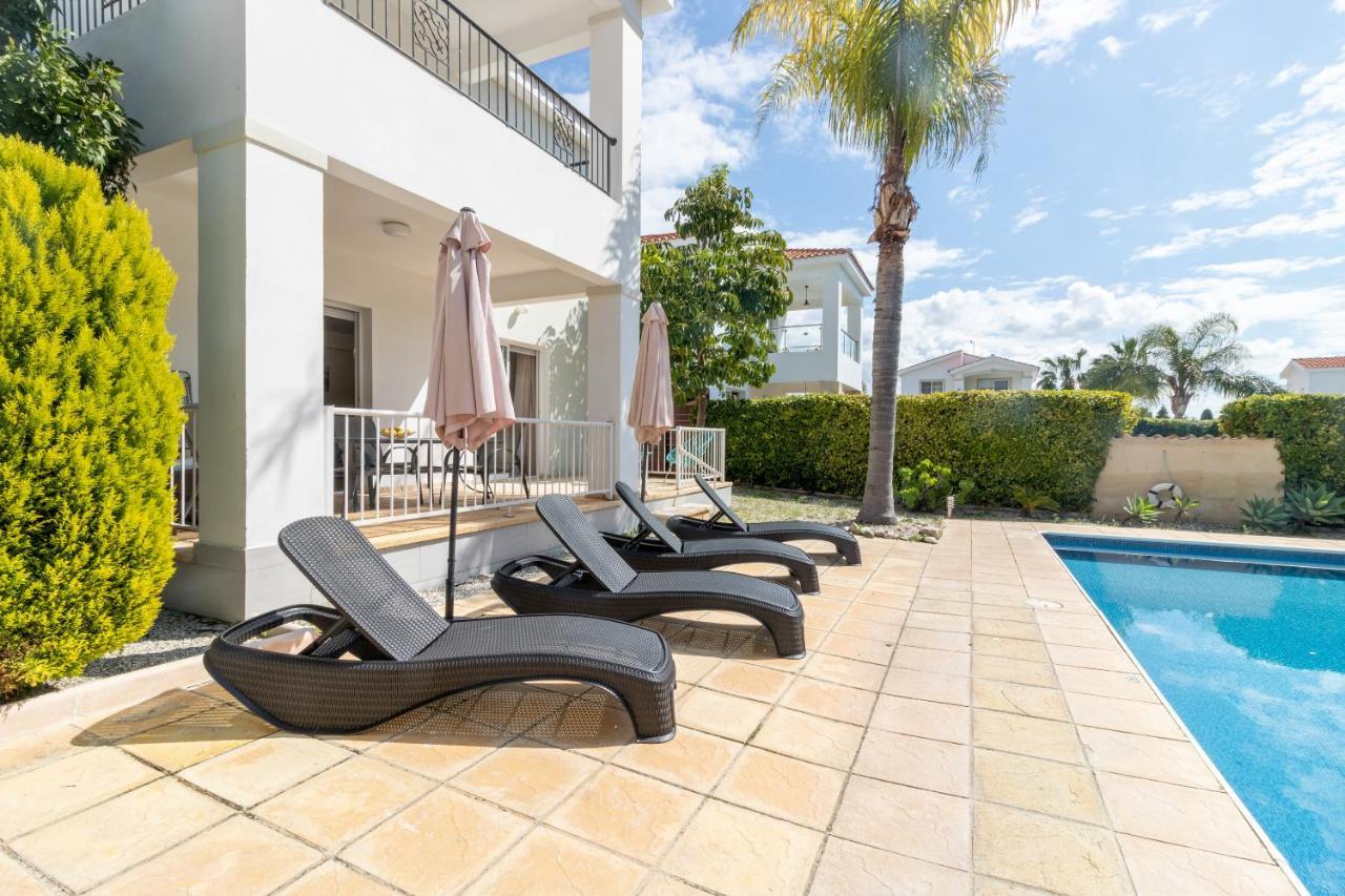 Amelia Villa in Coral Bay with private pool and close to a sandy beach