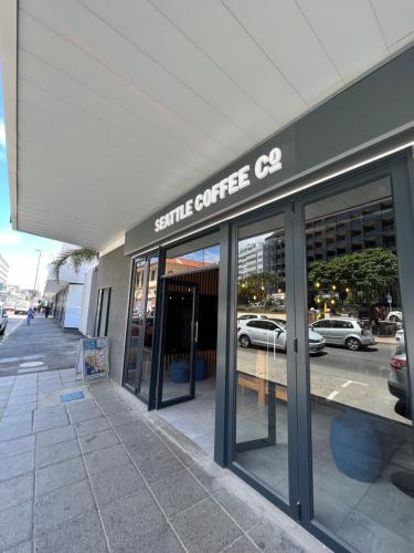 Flamingo luxury one bed room apartment in the heart of Sea Point Best location 24 7 security 5 mins to beach Book Now