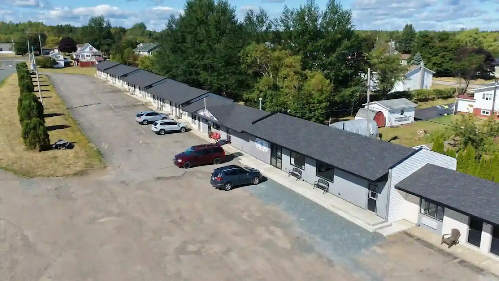 Motel & Chalets l'Acadien sur mer — hotel near Bathurst Airport
