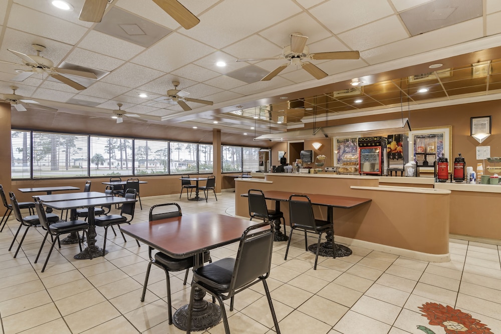 Econo Lodge Douglas - photo 43