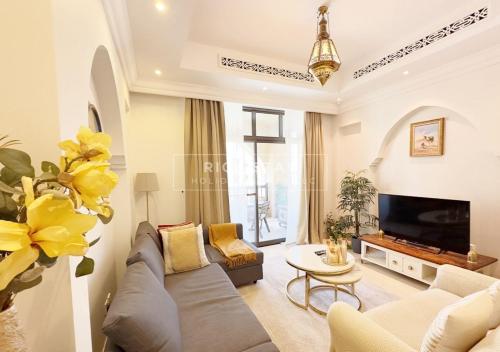 Durrani Homes Unique Garden Apt at Souk Al Bahar besides Dubai Mall & Burjkhalifa with private jaccuzi — 5-Star Luxury Hotel in Dubai, United Arab Emirates