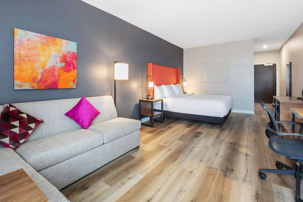 La Quinta Inn & Suites by Wyndham Lewisville - photo 31