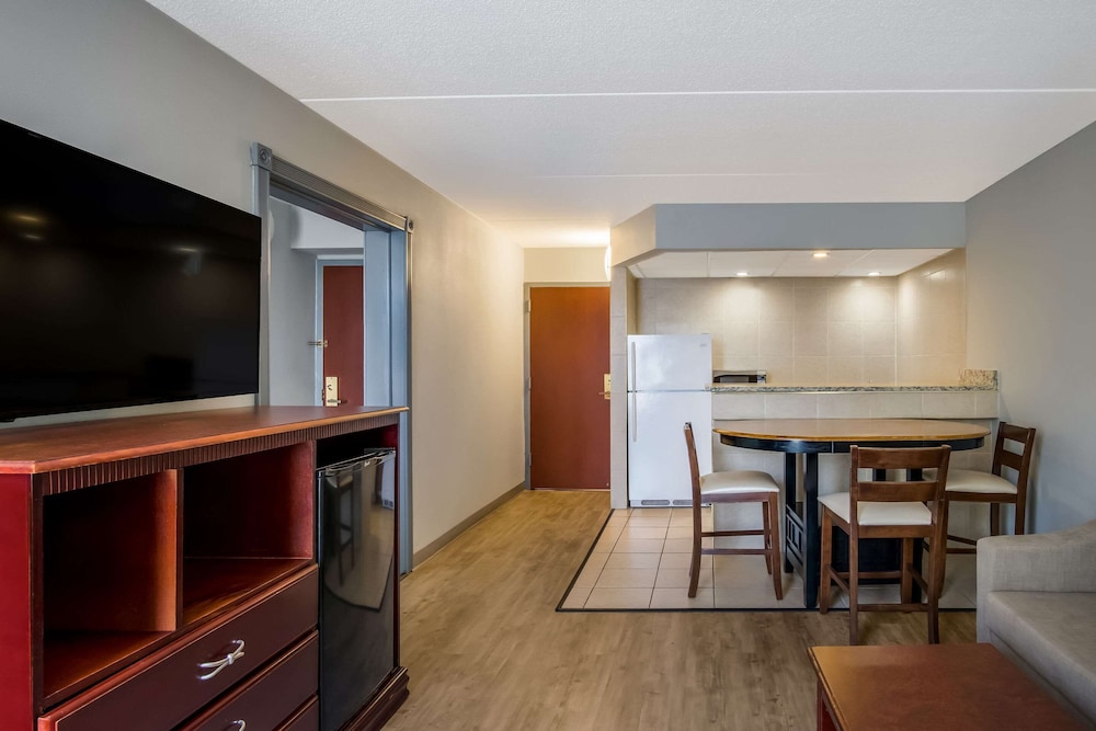 Clarion Inn & Suites Grand Rapids Airport - photo 46