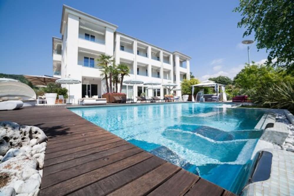 Tobago Hotel — 4-Star Luxury Hotel in Garda, Italy