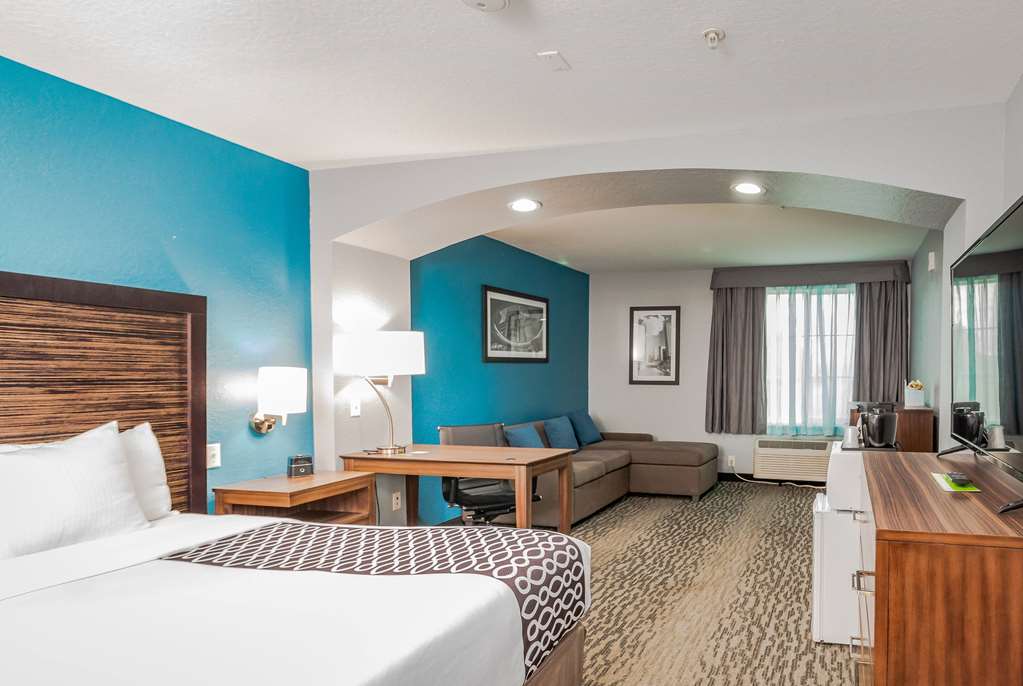 La Quinta Inn & Suites by Wyndham Tomball - photo 13