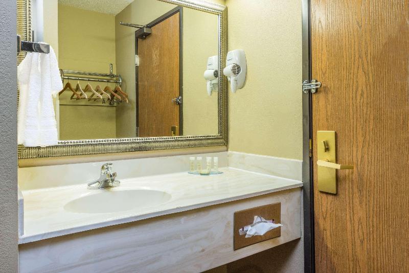 Super 8 by Wyndham Troy IL St. Louis Area - photo 7