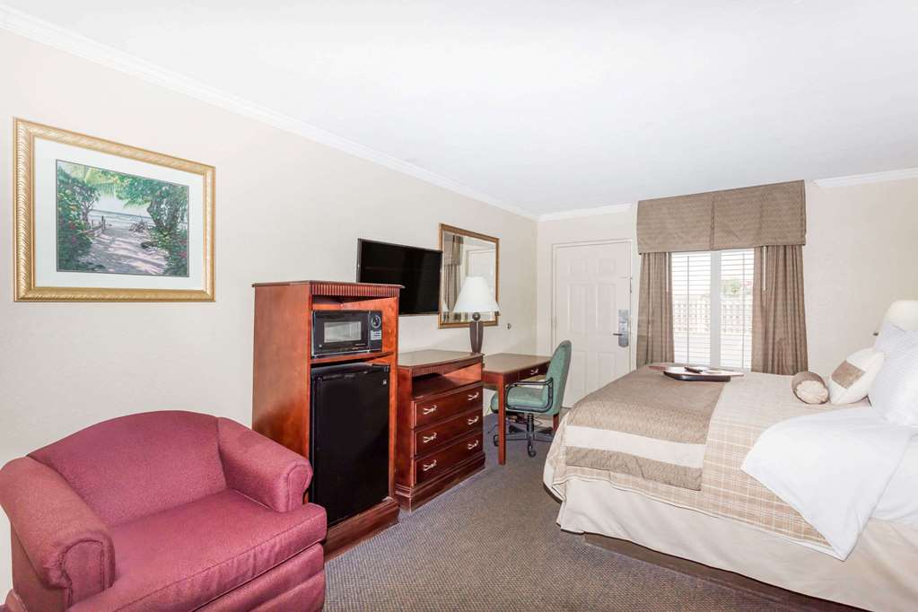 Days Inn by Wyndham Destin - photo 14