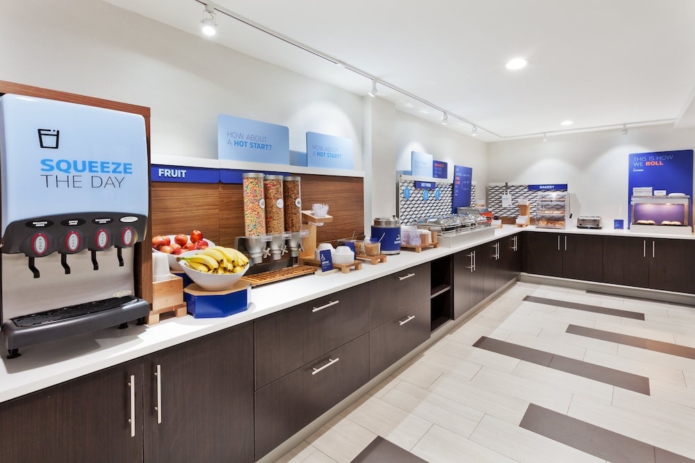 Holiday Inn Express & Suites Fayetteville by IHG - photo 29