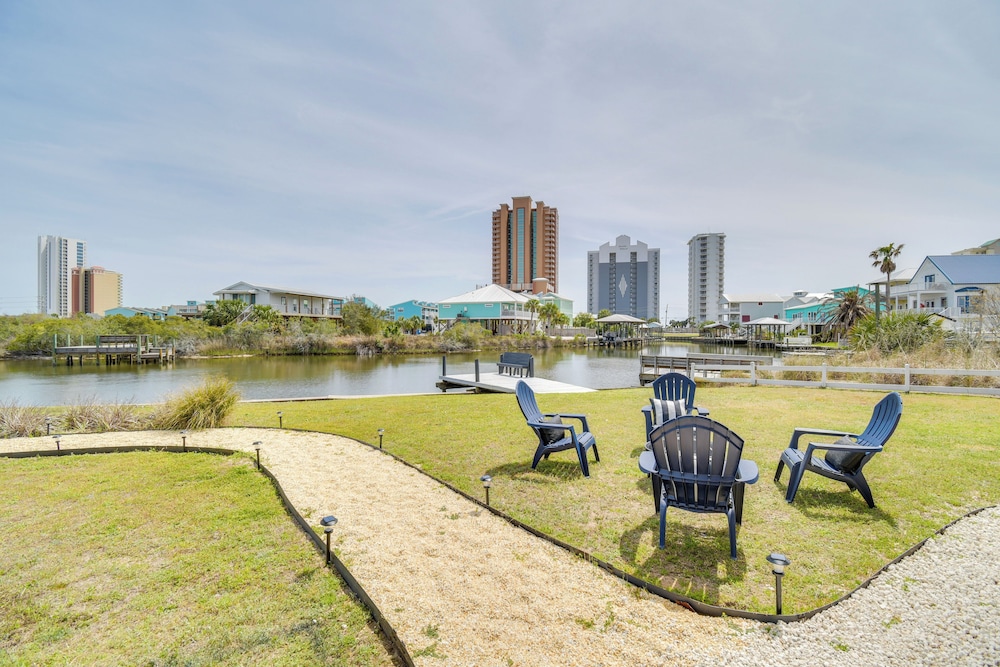 2 Blocks to Beach: Gulf Shores Getaway w Dock in Gulf Shores, United States