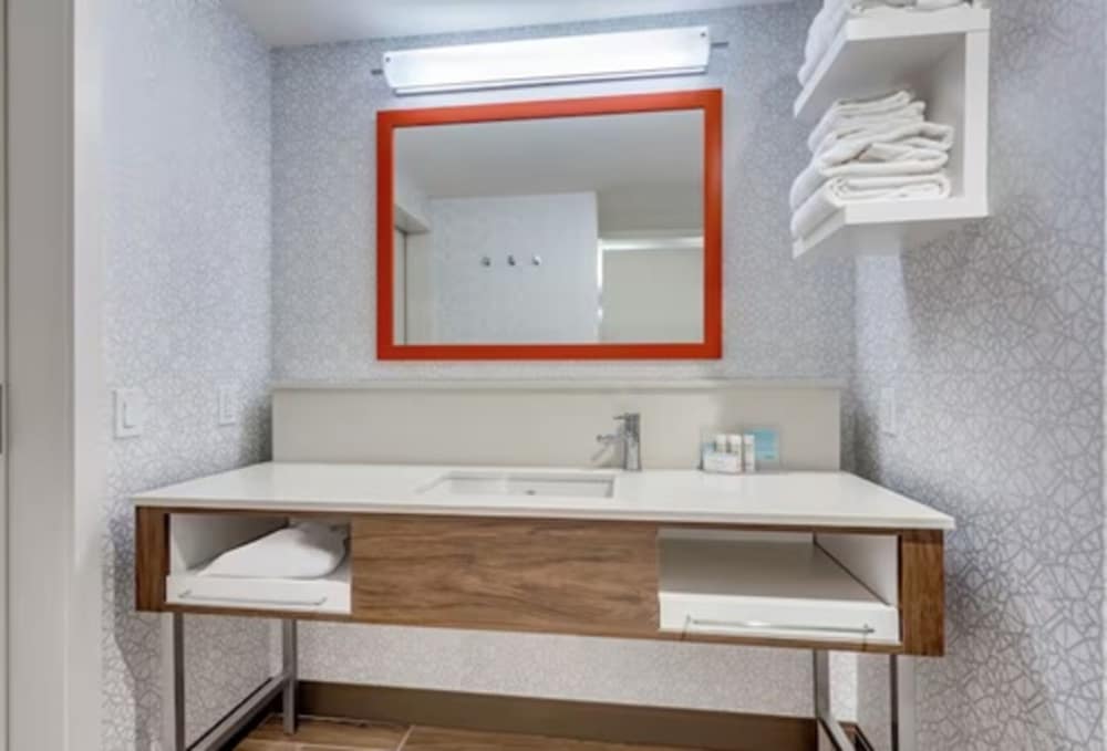 Hampton Inn & Suites Kittery Portsmouth - photo 24