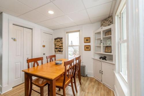 Optimally Located Winooski 3BR nearby Amenities — 4-Star Luxury Hotel in Winooski, United States